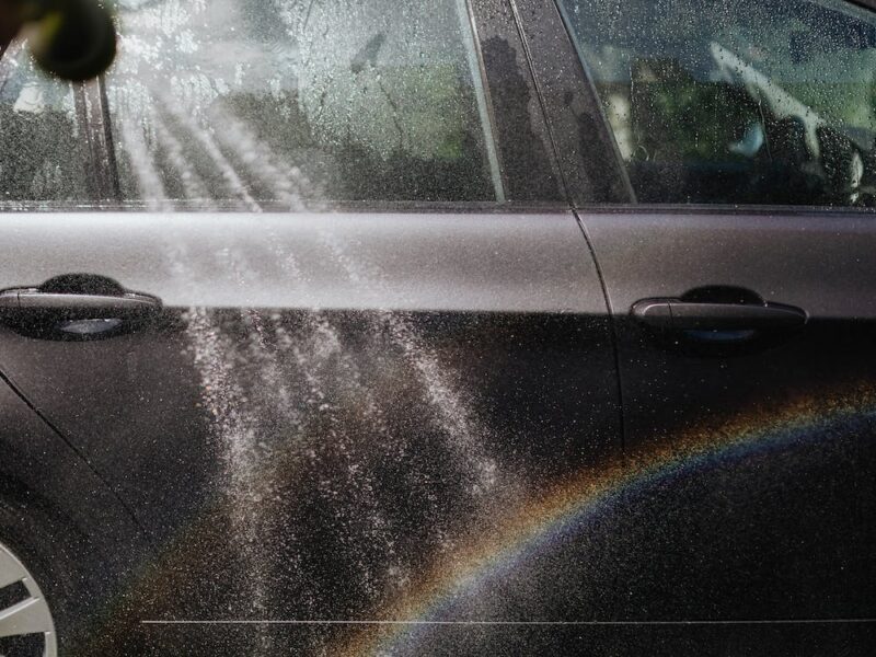 auto wird mit Spülmittel gewaschen
