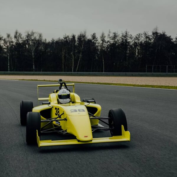 zwei formel-rennwagen fahren nebeneinander auf der rennstrecke