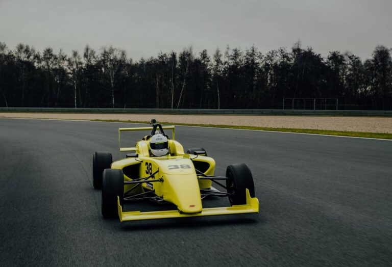 zwei formel-rennwagen fahren nebeneinander auf der rennstrecke