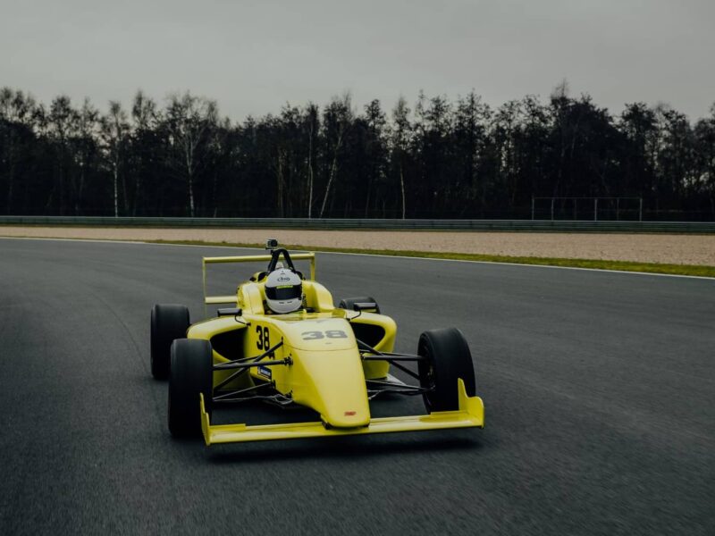 zwei formel-rennwagen fahren nebeneinander auf der rennstrecke