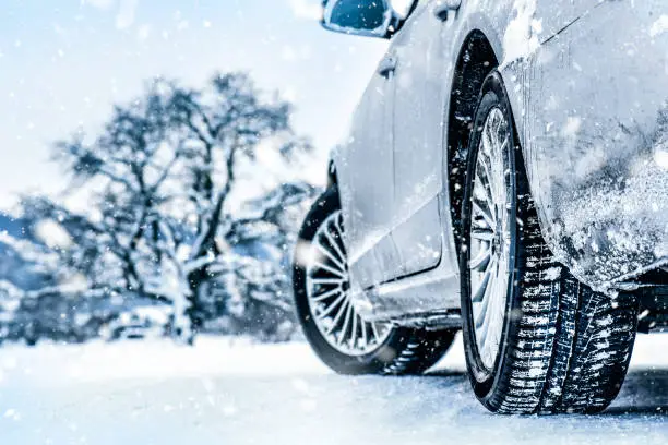 Mindestprofiltiefe Winterreifen bei Schnee und Eis – Nahaufnahme eines Winterreifens
