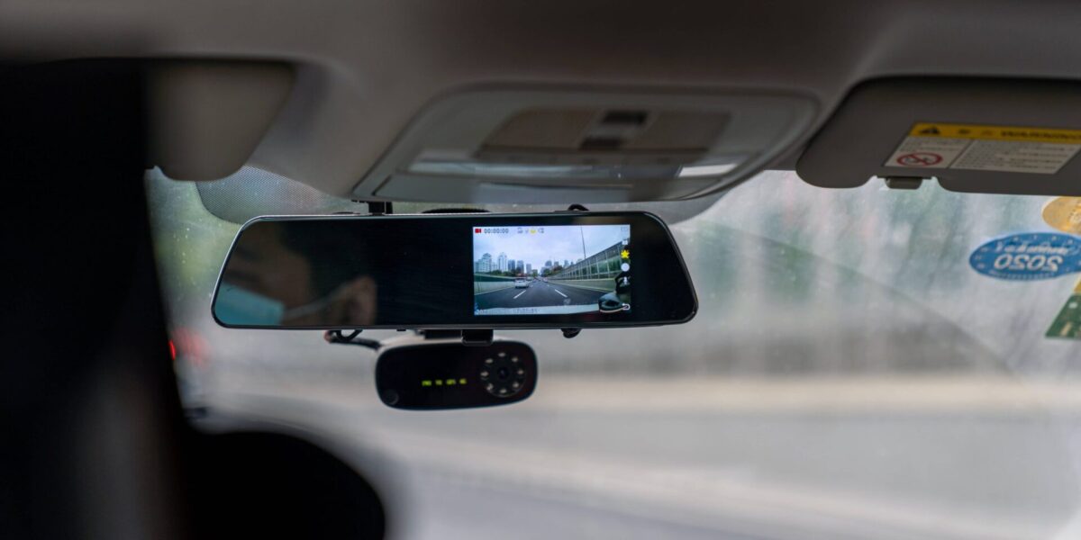 Eine Dashcam im Auto filmt den Straßenverkehr