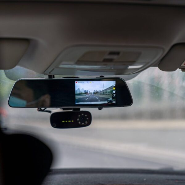 Eine Dashcam im Auto filmt den Straßenverkehr