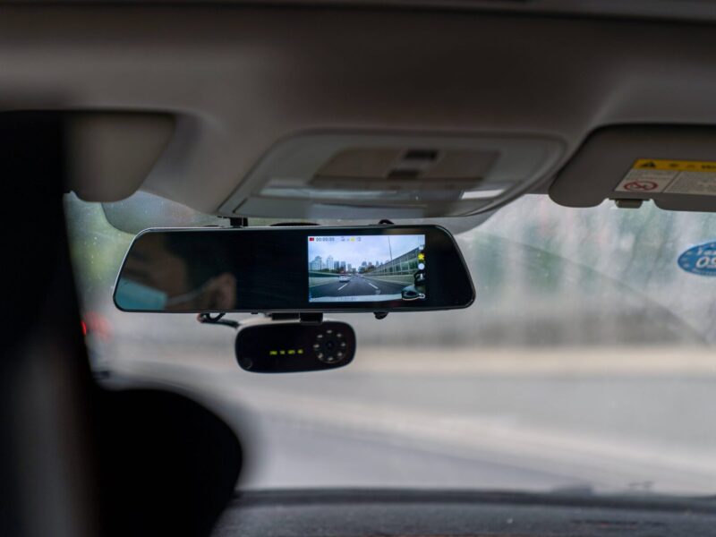 Eine Dashcam im Auto filmt den Straßenverkehr