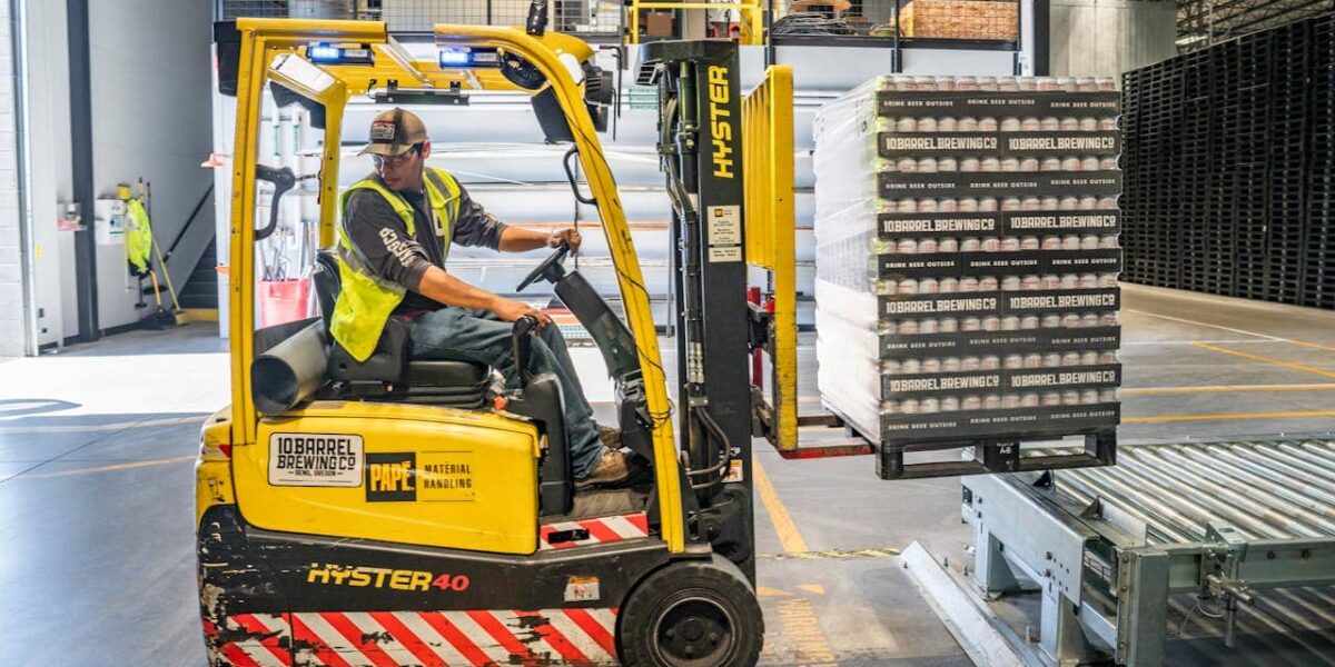 elektrische hubwagen im lager be green techniek – pexels elevate 1267338