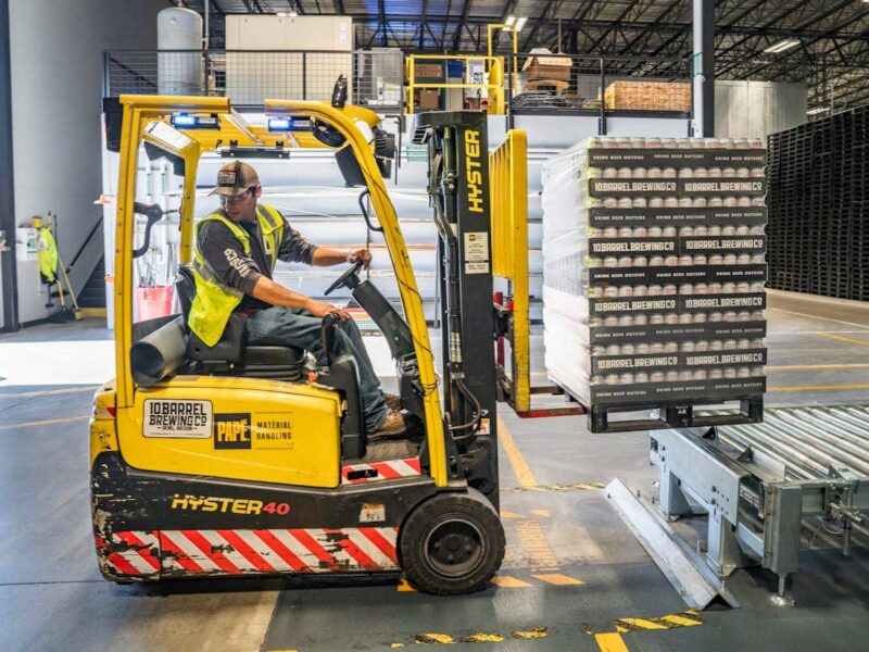 elektrische hubwagen im lager be green techniek – pexels elevate 1267338