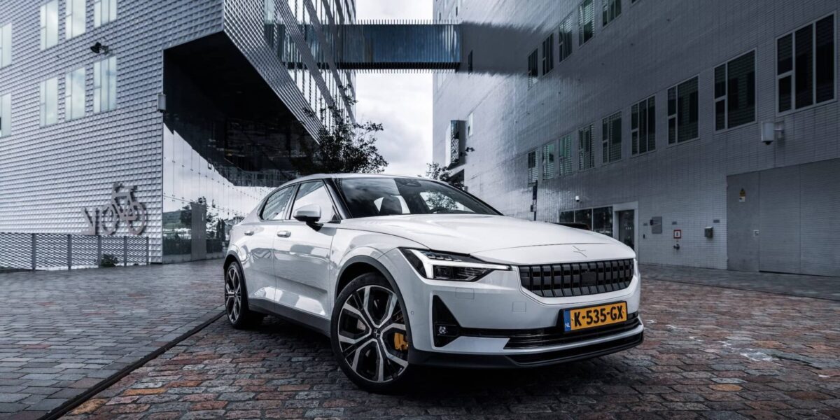 Polestar 4 von vorne in moderner Umgebung, gelber Elektroauto