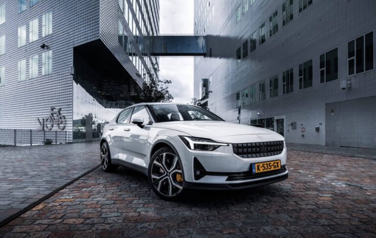 Polestar 4 von vorne in moderner Umgebung, gelber Elektroauto