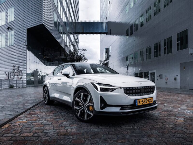 Polestar 4 von vorne in moderner Umgebung, gelber Elektroauto