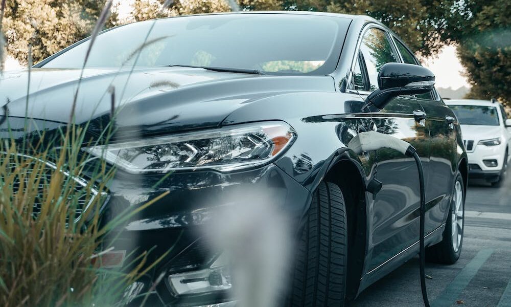 plug-in-hybrid beim laden an einer ladesäule