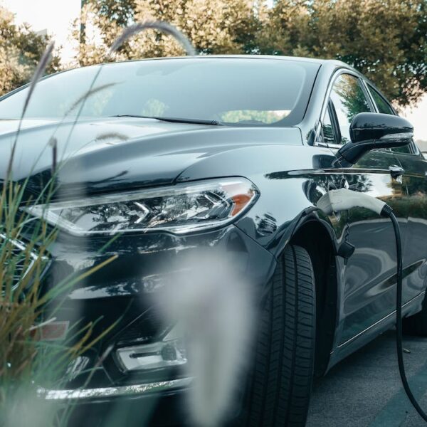 plug-in-hybrid beim laden an einer ladesäule