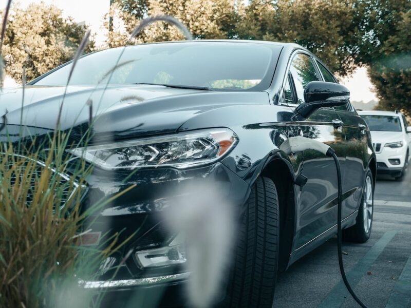 plug-in-hybrid beim laden an einer ladesäule