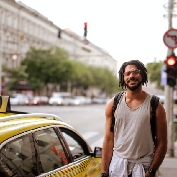 Gelbes Taxi auf der Straße