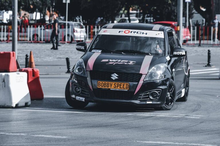 auto mit werbebeklebung fährt im stadtverkehr