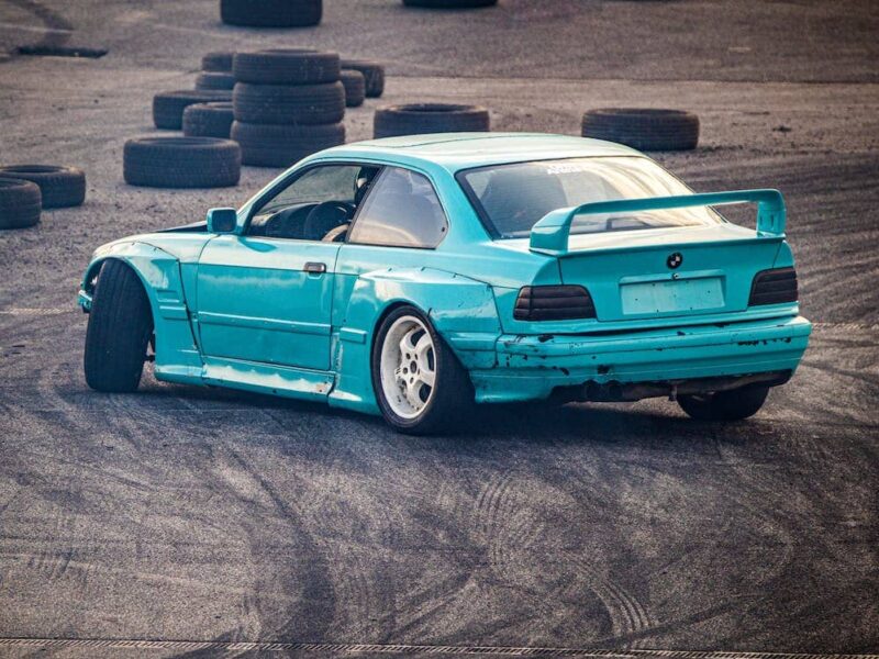 Auto mit Spoiler auf dem Heck, modernes Sportwagendesign