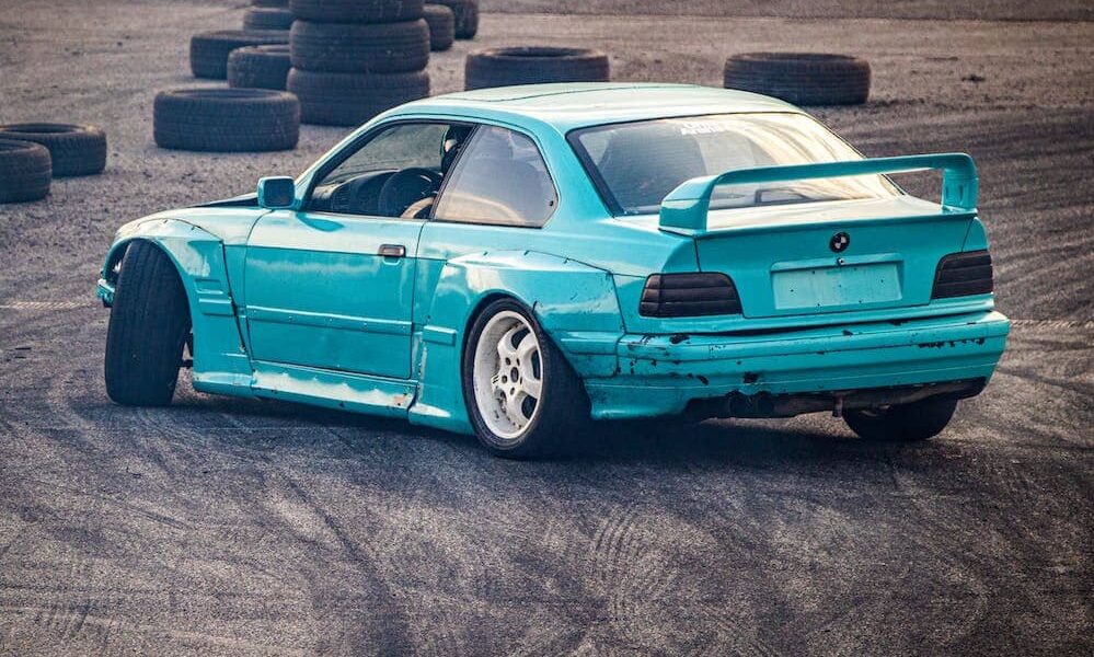 Auto mit Spoiler auf dem Heck, modernes Sportwagendesign