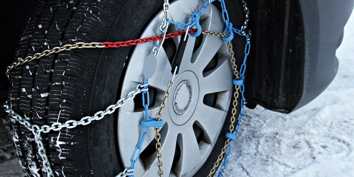 montage einer schneekette am auto