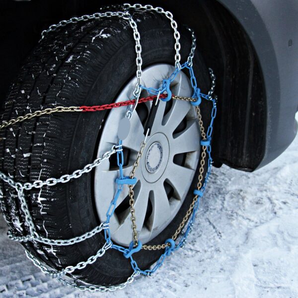 montage einer schneekette am auto
