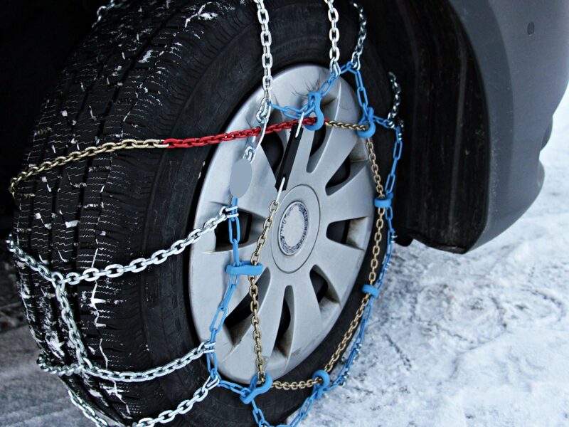 montage einer schneekette am auto