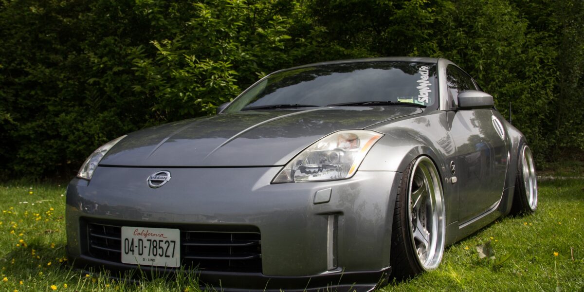 Autotuning eines PKW, sportliches Design auf einem Showfloor