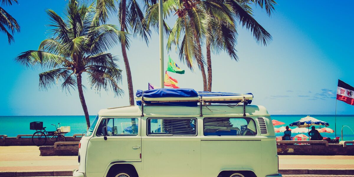 Auto auf Urlaubsreise an der Küste