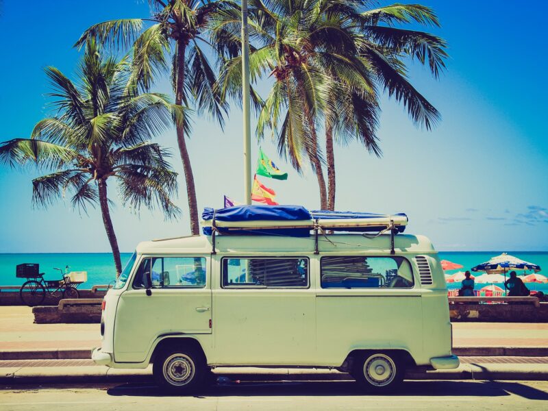 Auto auf Urlaubsreise an der Küste