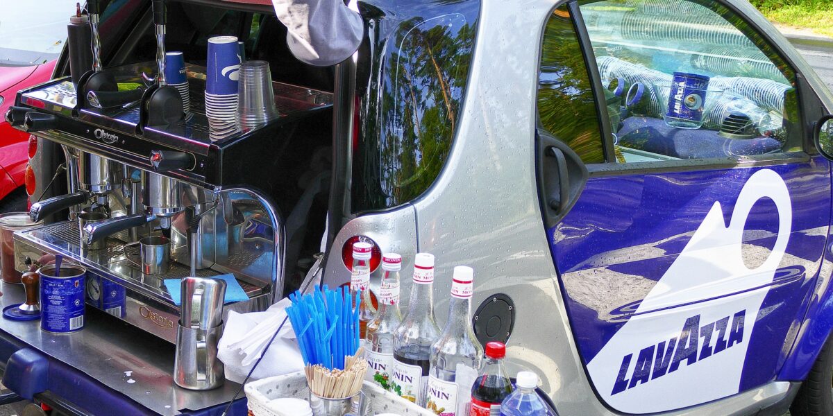 Nahaufnahme von Autostickern auf einer Heckscheibe