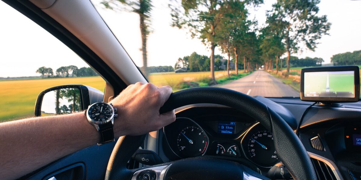 Person fährt ein Auto – Symbolbild für Fahrverhalten und Versicherung