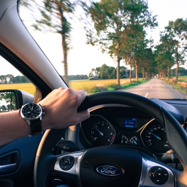 Person fährt ein Auto – Symbolbild für Fahrverhalten und Versicherung