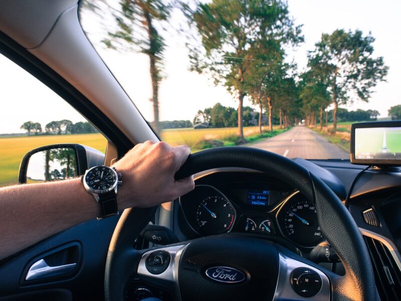 Person fährt ein Auto – Symbolbild für Fahrverhalten und Versicherung