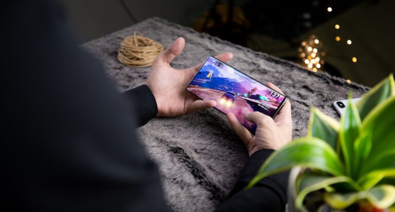 Person am Fahrsimulator mit Lenkrad