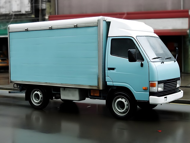 Kühltransporter in Stadt – KI generiert