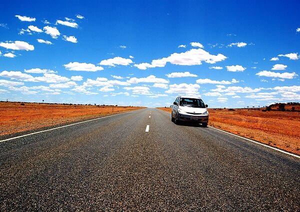 straßenlandschaft in der australischen outback-wildnis