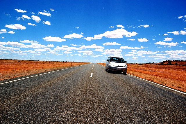 straßenlandschaft in der australischen outback-wildnis