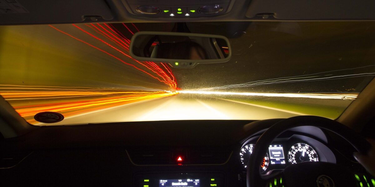Symbolbild: Auto fährt auf der Straße – Autoversicherung und Fahrsicherheit