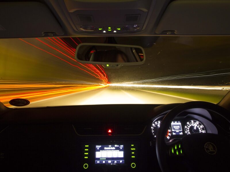 Symbolbild: Auto fährt auf der Straße – Autoversicherung und Fahrsicherheit