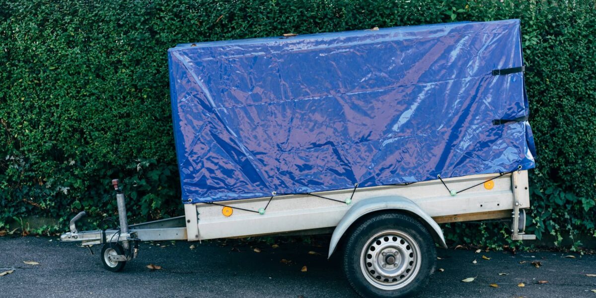 Auto mit Anhänger auf einem Parkplatz, bereit für den Transport