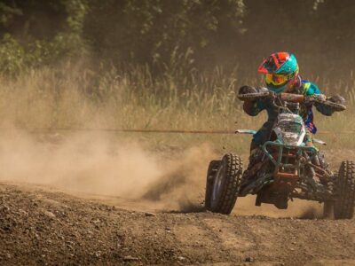 Quad fährt durch unwegsames Gelände – ideales Abenteuerfahrzeug für Autofans