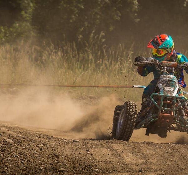 Quad fährt durch unwegsames Gelände – ideales Abenteuerfahrzeug für Autofans
