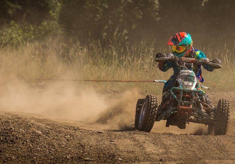 Quad fährt durch unwegsames Gelände – ideales Abenteuerfahrzeug für Autofans