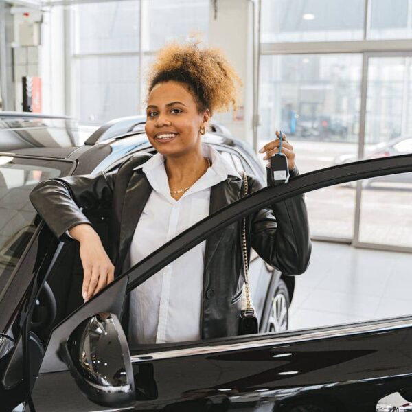 vrouw bekijkt opties om de financiering van een nieuwe auto te regelen op een laptop