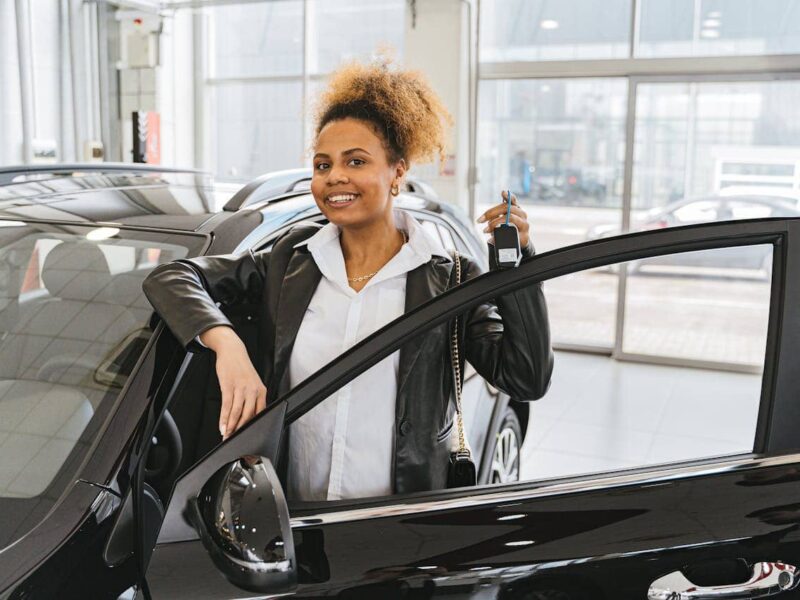 vrouw bekijkt opties om de financiering van een nieuwe auto te regelen op een laptop