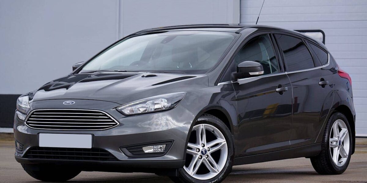 Ford Transit Custom Lieferwagen als geleastes Firmenfahrzeug auf Parkplatz